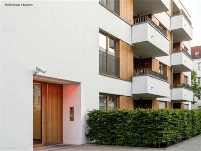 Modernes Mehrfamilienhaus mit Sicherheitssystem