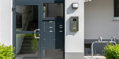 Sicherer Eingangsbereich mit Paketboxen